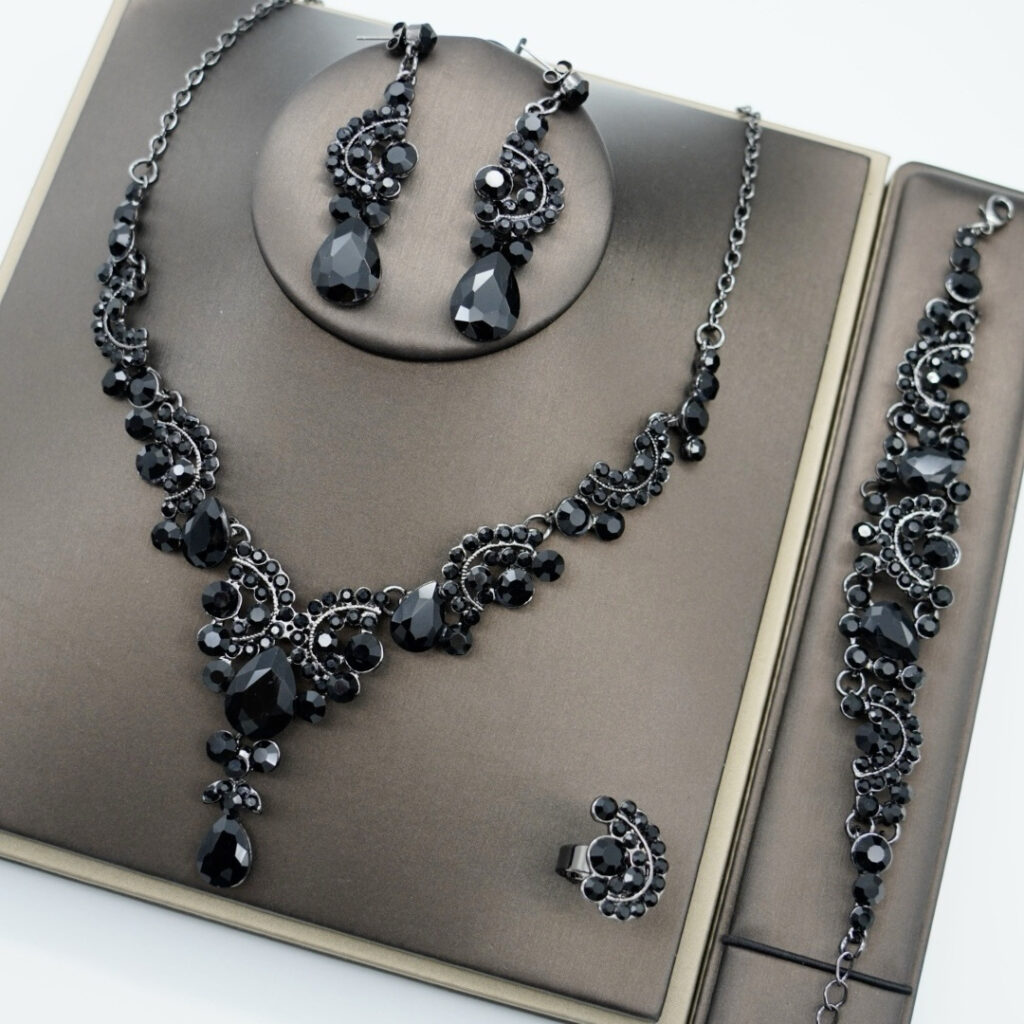 Viuirnka Elegant Black Necklace and Earrings Set